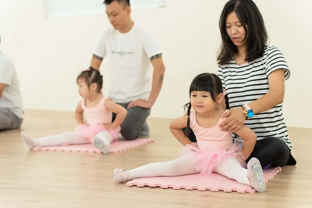 家長陪伴幼兒上親子律動課程